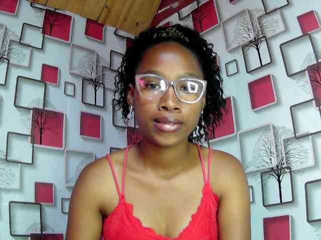 Larah00 webcam