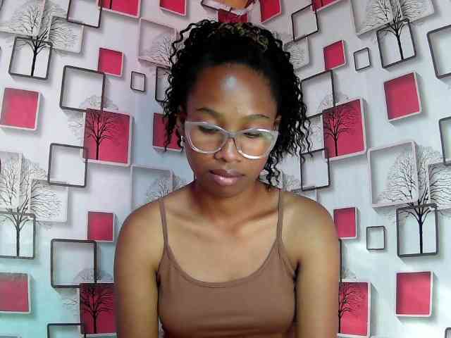 Larah00 webcam