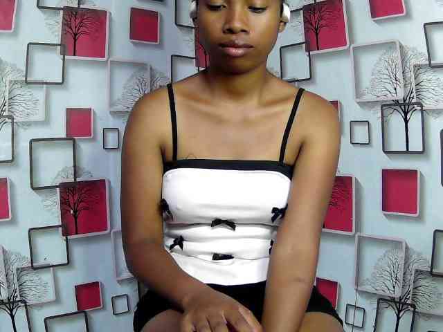 Larah00 webcam