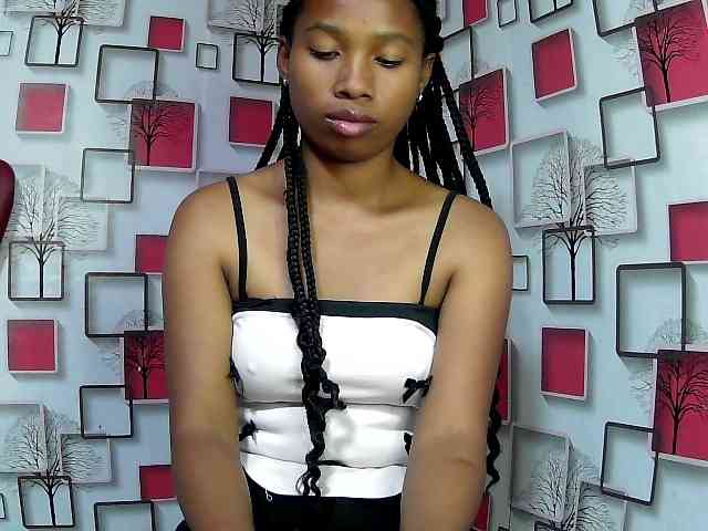 Larah00 webcam
