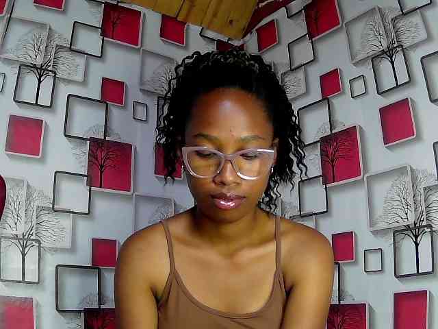 Larah00 webcam