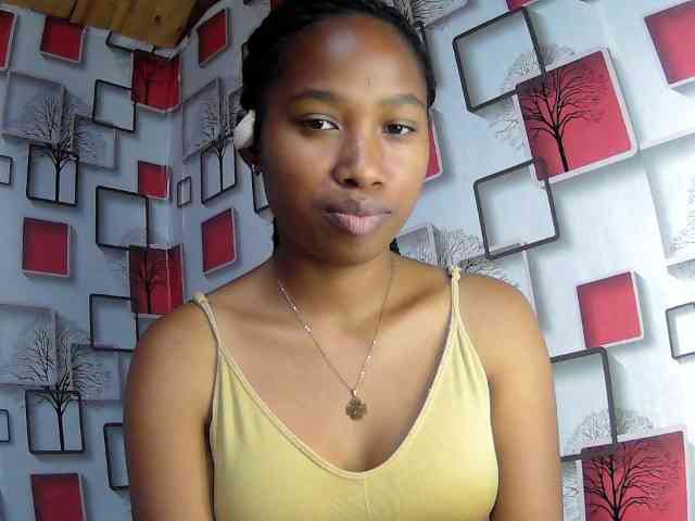 Larah00 webcam