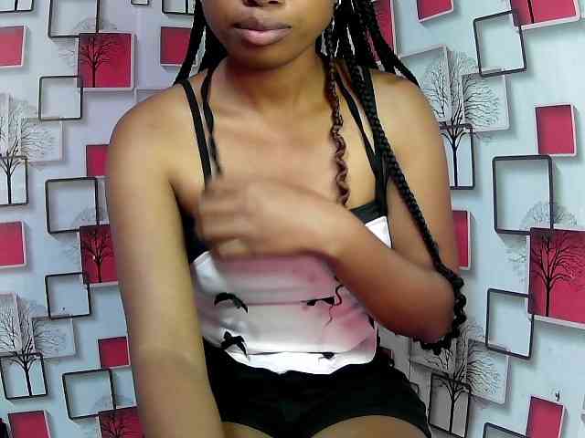 Larah00 webcam