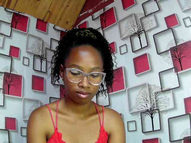 Larah00 webcam