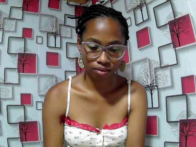 Larah00 webcam