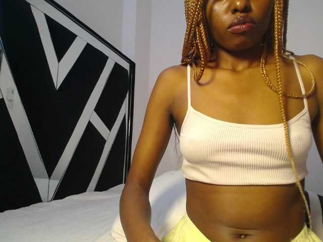 QueenLeyla's BongaCams show and profile