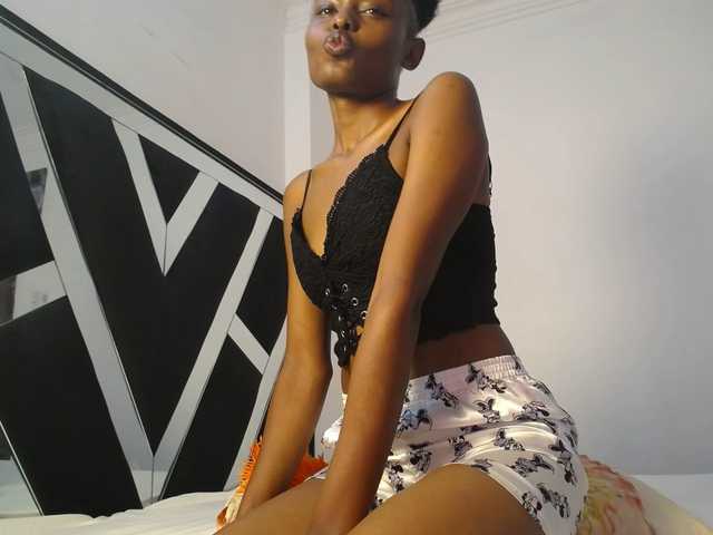 QueenLeyla's BongaCams show and profile