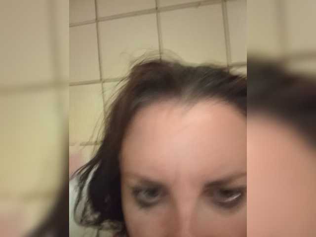 le modèle Erine9900 est en webcam porno dans un show sur le site bongacams, il possède les tags suivants: White/Caucasian,Brunette,Shaved