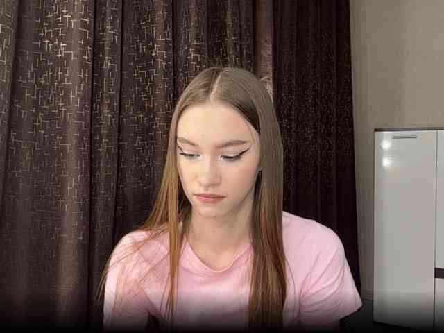 LovestTrisha webcam