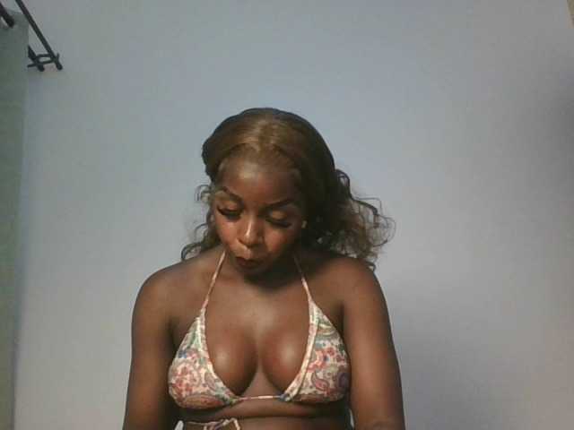 le modèle Sexykitten1 est en webcam porno dans un show sur le site bongacams, il possède les tags suivants: Ebony,Redhead,Trimmed