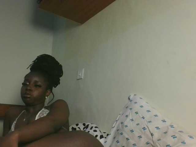 le modèle Sexykitten1 est en webcam porno dans un show sur le site bongacams, il possède les tags suivants: Ebony,Brunette,Trimmed