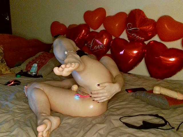 HoneyLuna7's BongaCams show and profile