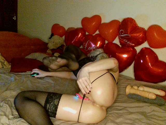 HoneyLuna7's BongaCams show and profile