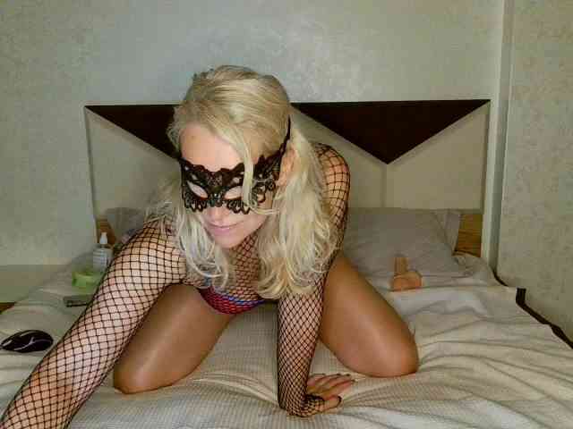 HoneyLuna7 webcam