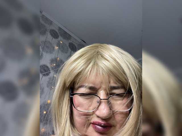 SVETIKBOMBOCHKA live webcam show
