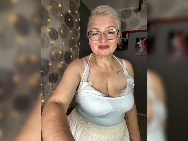 SVETIKBOMBOCHKA live cam on BongaCams