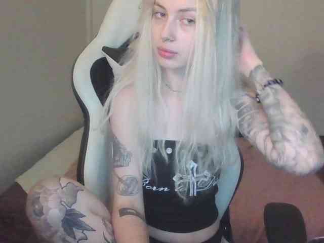 EmilyFlowers webcam