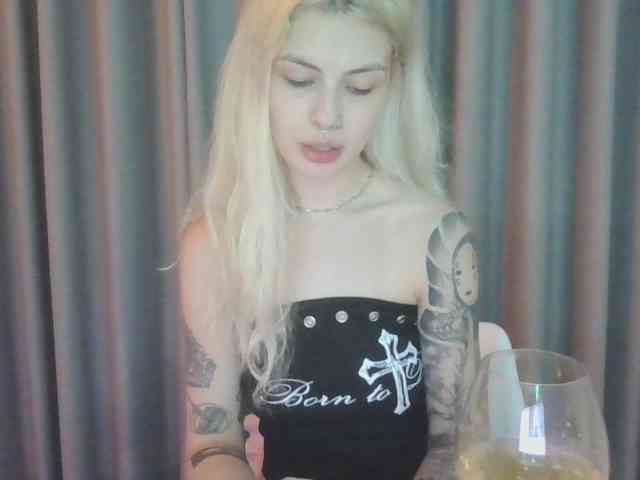 EmilyFlowers webcam