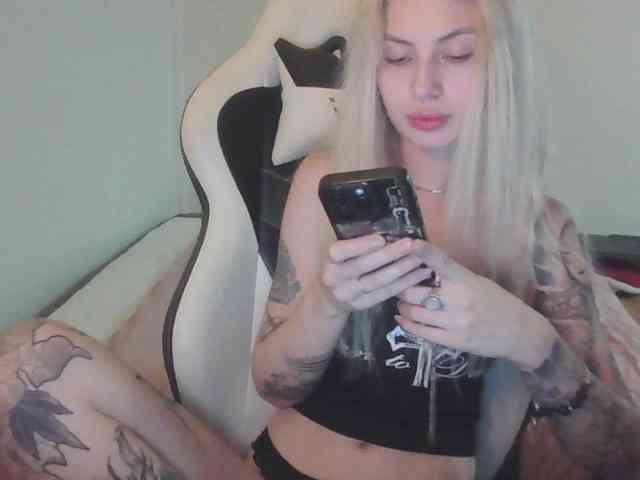 EmilyFlowers webcam