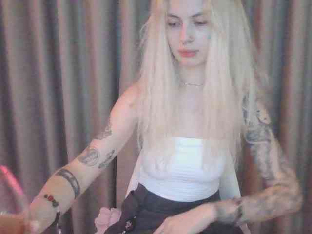 EmilyFlowers webcam