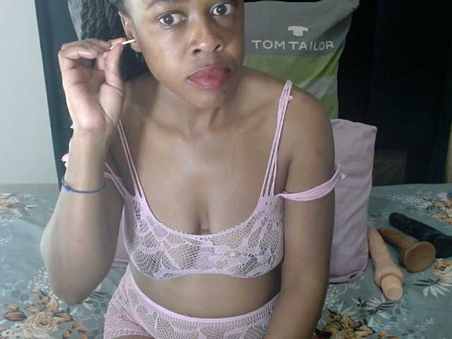 Skinybitchx live cam on BongaCams