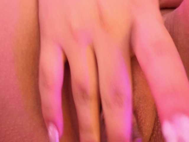 le modèle Isabela-tay est en webcam porno dans un show sur le site bongacams, il possède les tags suivants: Latino/Hispanic,Brunette,Trimmed