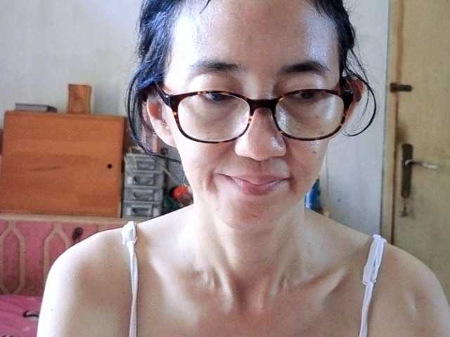 bee077's BongaCams show and profile