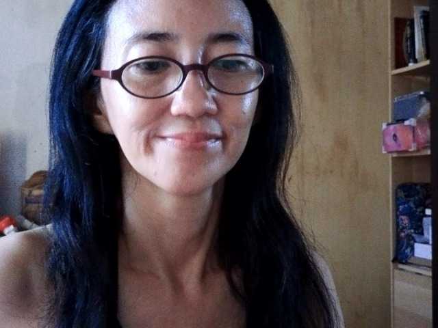 bee077's BongaCams show and profile