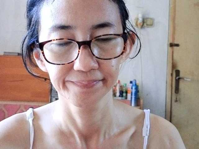 bee077's BongaCams show and profile