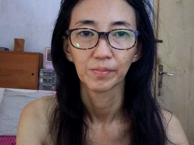 bee077's BongaCams show and profile