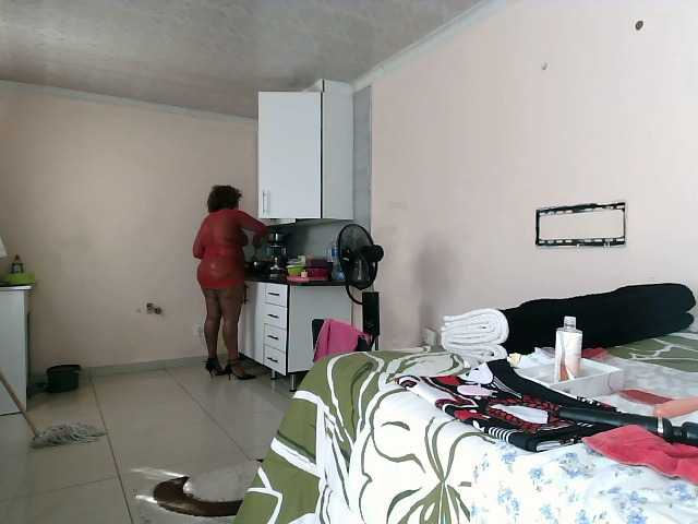 le modèle CreamyBum est en webcam porno dans un show sur le site bongacams, il possède les tags suivants: Ebony,Brunette,Shaved