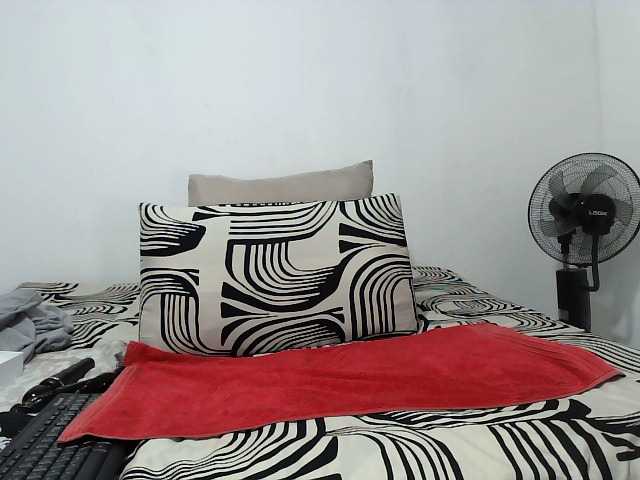 CreamyBum's BongaCams show and profile