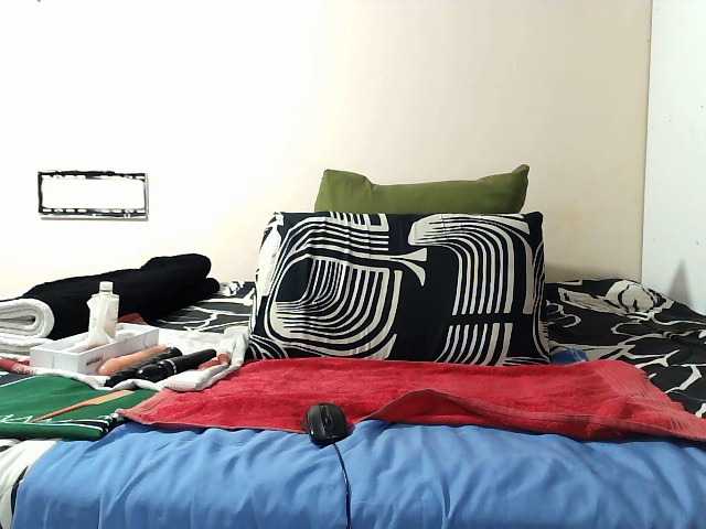 CreamyBum, live now on BongaCams