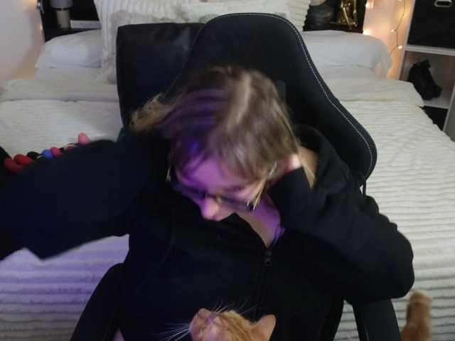 ElvinnaLaFrancaise live cam on BongaCams