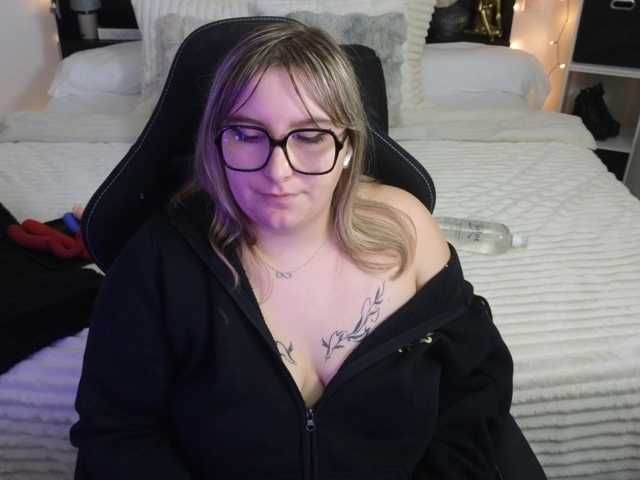 ElvinnaLaFrancaise live cam on BongaCams
