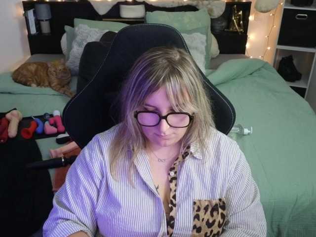le modèle ElvinnaLaFrancaise est en webcam porno dans un show sur le site bongacams, il possède les tags suivants: White/Caucasian,Blonde,Shaved