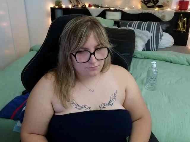 ElvinnaLaFrancaise webcam