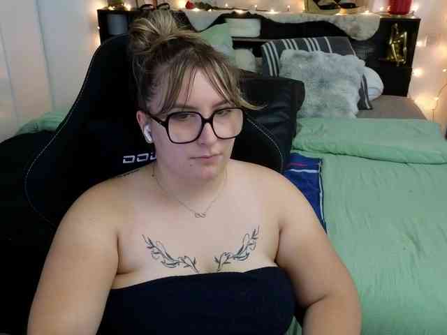 ElvinnaLaFrancaise webcam