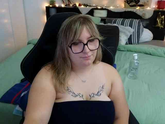 ElvinnaLaFrancaise webcam