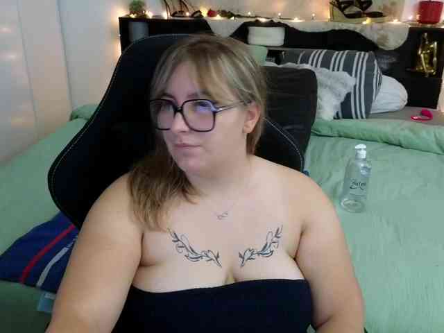 ElvinnaLaFrancaise webcam