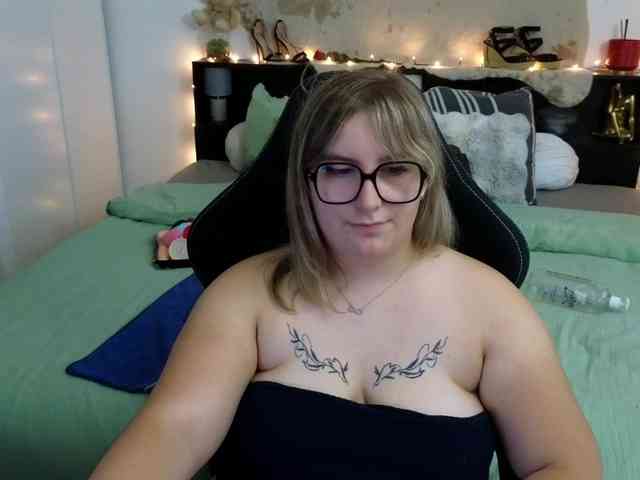 ElvinnaLaFrancaise webcam