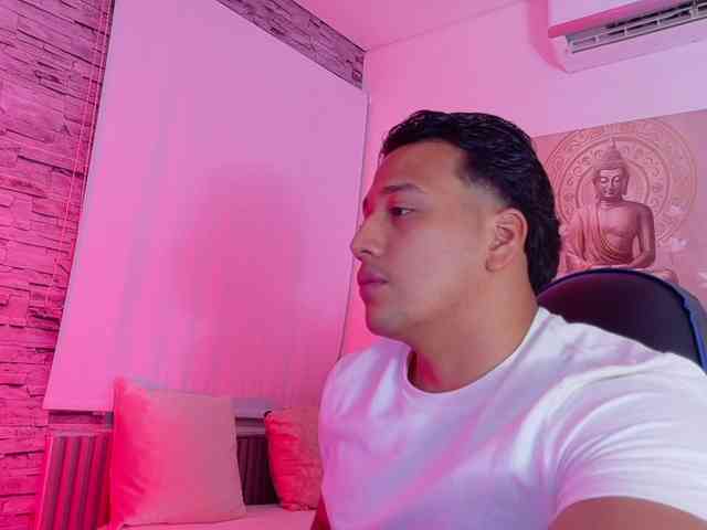 Tom-Muscle Live Webcam on BongaCams