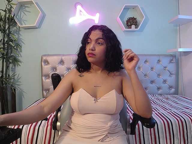 valeria-martinez19 live cam on UnifiedCams