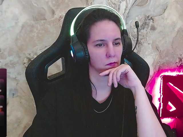 le modèle IrwiTomboy est en webcam porno dans un show sur le site bongacams, il possède les tags suivants: White/Caucasian,Brunette,Shaved