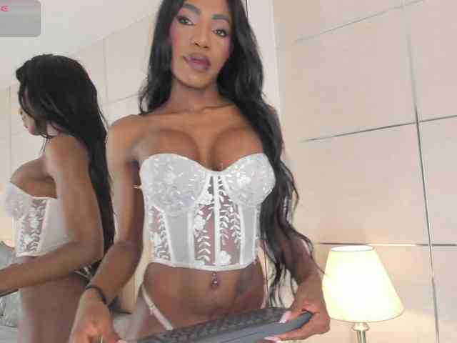 Model: TahliaMoreau