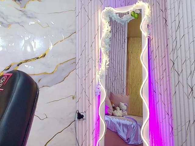 PEACHY-TAY live cam on BongaCams
