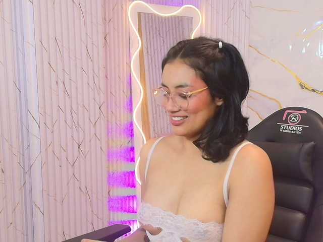 PEACHY-TAY live cam on BongaCams
