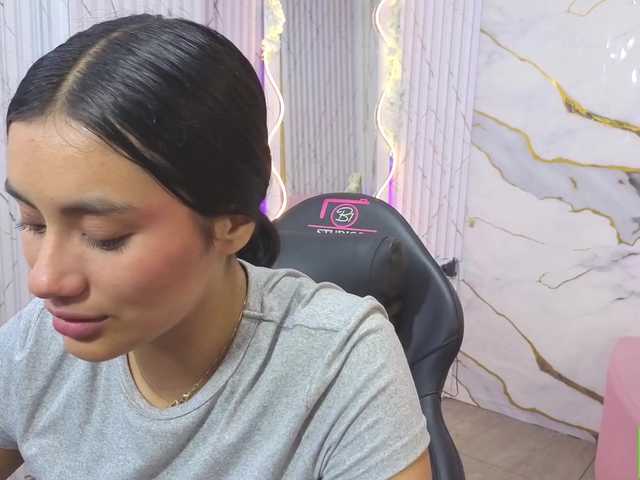 PEACHY-TAY live cam preview