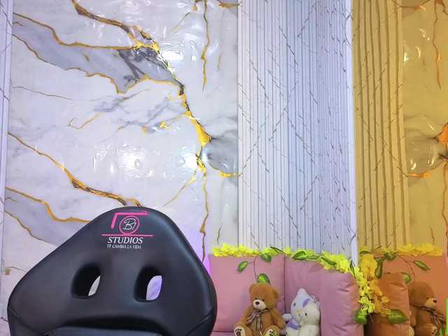 PEACHY-TAY live cam on BongaCams