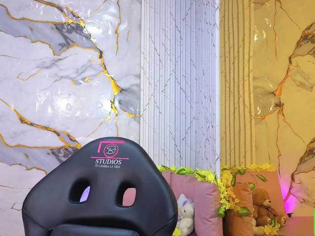 PEACHY-TAY live cam on BongaCams